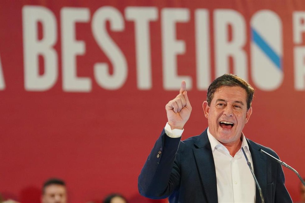 El candidato del PSdeG a la Presidencia de la Xunta, José Ramón Gómez Besteiro , interviene durante el cierre de la campaña electoral del PSdeG-PSOE, en el Pavillón Fontiñas, a 16 de febrero de 2024, en Santiago de Compostela, A Coruña, Galicia (España)