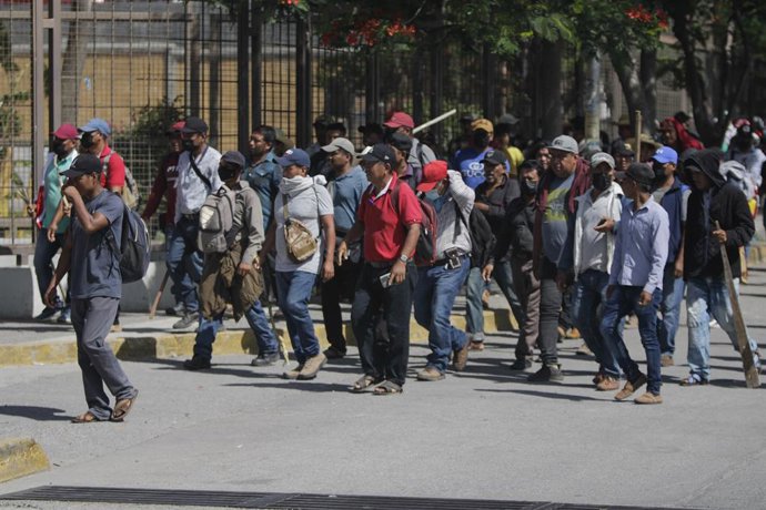 Archivo - 11 July 2023, Mexico, Chilpancingo: Protesters clash with police during a protest demanding the release of two of their fellow transport leaders. 