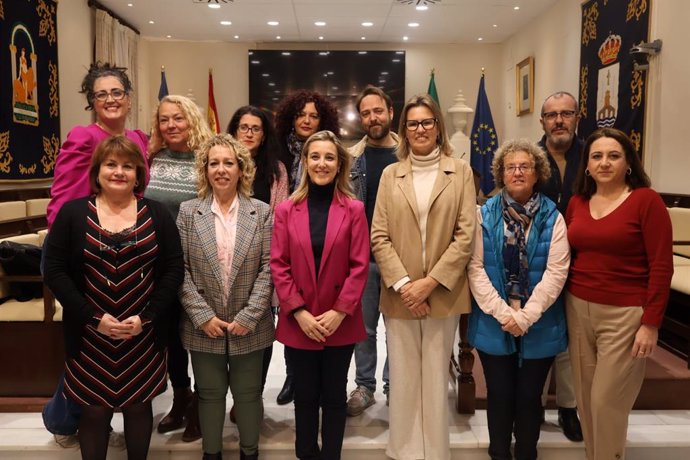 El Gobierno de Alcalá de Guadaíra ha renovado los cuatro consejos sectoriales de la localidad, en la imagen los miembros del Consejo Sectorial de Igualdad, junto a la alcaldesa, Ana Isabel Jiménez.