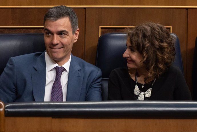 El presidente del Gobierno, Pedro Sánchez, y la vicepresidenta primera y ministra de Hacienda, María Jesús Montero, tras quedar aprobada la Ley de amnistía, durante una sesión plenaria, en el Congreso de los Diputados, a 14 de marzo de 2024.