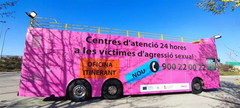 Igualdad instala un autobús para prevenir, informar y atender a posibles víctimas de agresiones sexuales durante las Fallas