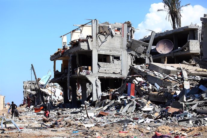 Palestinos entre los escombros de un edificio destruido por un bombardeo del Ejército de Israel contra la ciudad de Rafá, en el sur de la Franja de Gaza (archivo)