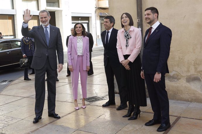 El Rey Felipe saluda en su visita a Gandia (Valencia) con motivo de los Premios Nacionales de Investigación junto a la Reina Letizia, el president de la Generalitat, Carlos Mazón, la ministra de Ciencia, Diana Morant, y el alcalde, José Manuel Prieto.