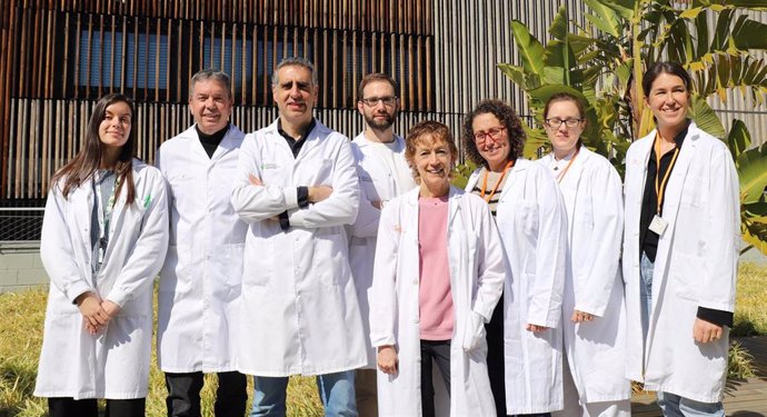 El director Manel Esteller junto a investigadores del Institut de Recerca contra la Leucèmia Josep Carreras (IJC)