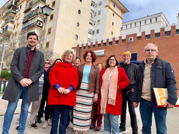 La parlamentaria socialista Adela Castaño, en el centro, a las puertas del centro de salud del Cerro del Águila.
