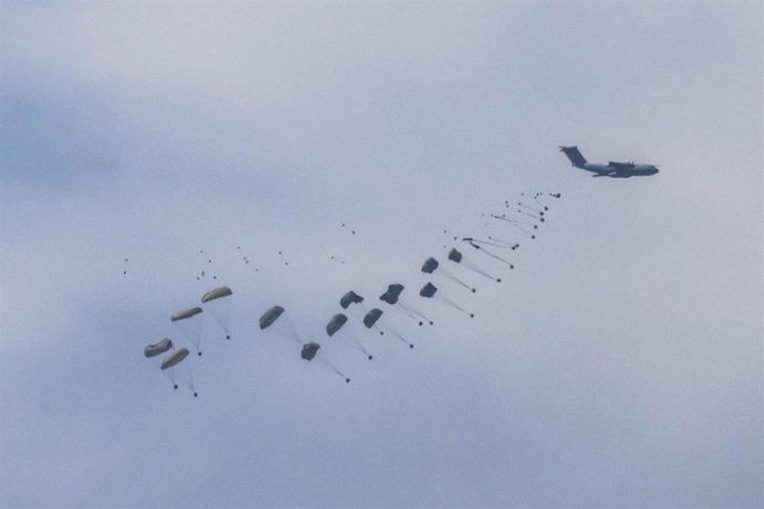 Lanzamiento de ayuda sobre la Franja de Gaza