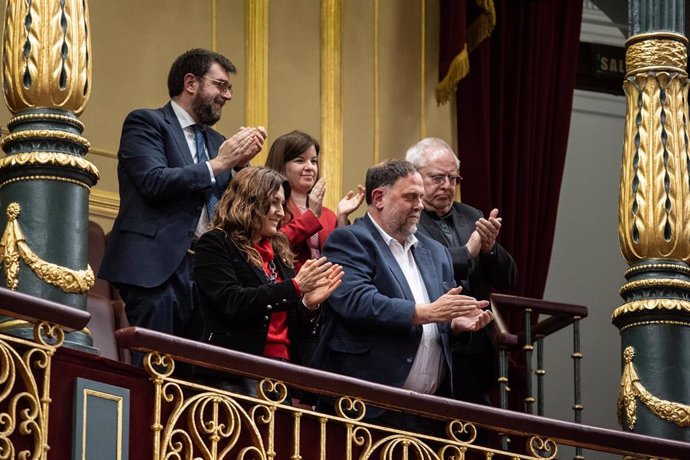 La vicepresidenta de la Generalitat, Laura Vilagr, y el presidente de ERC, Oriol Junqueras, en el Congreso tras la aprobación de la Ley de Amnistía.