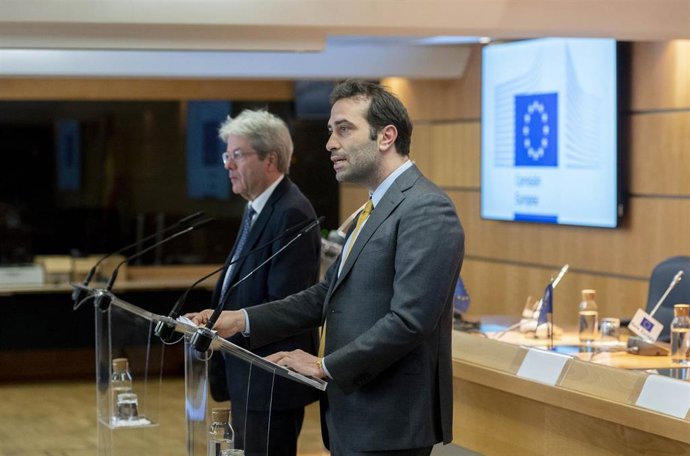 El ministro de Economía, Comercio y Empresa, Carlos Cuerpo (d), y el comisario europeo de Economía, Paolo Gentiloni (i), ofrecen una rueda de prensa sobre la implementación del Mecanismo de Recuperación en España, en la Representación de la Comisión Eur