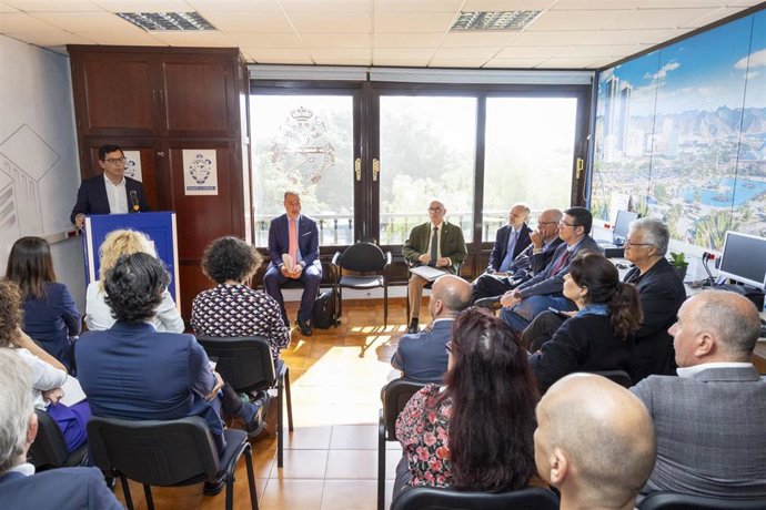 El consejero de Obras Públicas, Vivienda y Movilidad del Gobierno de Canarias, Pablo Rodríguez, ha mantenido un encuentro con la Federación Provincial de Entidades de la Construcción de Santa Cruz de Tenerife (Fepeco), liderada por Óscar Izquierdo