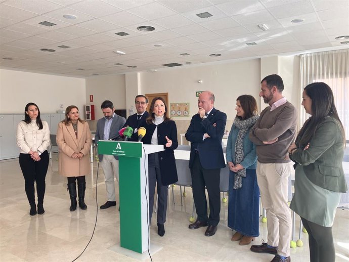 La delegada de la Junta en Málaga, Patricia Navarro, visita junto al alcalde, Manuel Barón, y el delegado territorial de Desarrollo Educativo y Formación Profesional, Miguel Briones, en Antequera