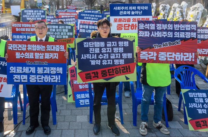 Imagen de archivo de médicos surcoreanos durante una protesta contra el Gobierno.