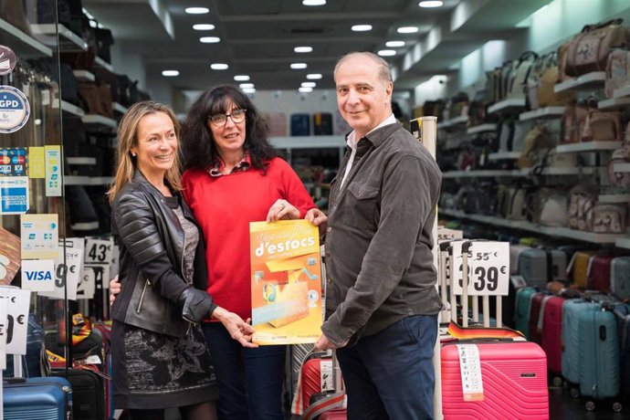 El director general de Comercio, Toni Fuster, y la presidenta de Pimeco, Carolina Domingo, visitan una tienda que participa en la feria de stocks en Palma