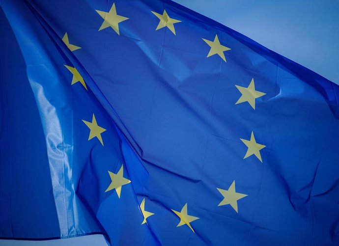 Archivo - FILED - 10 March 2022, France, Versailles: The flag of the European Union flies outside the chateau in Versailles. The European Commission in Brussels is to propose stricter rules for assessing the sustainability of companies on Tuesday, aimed