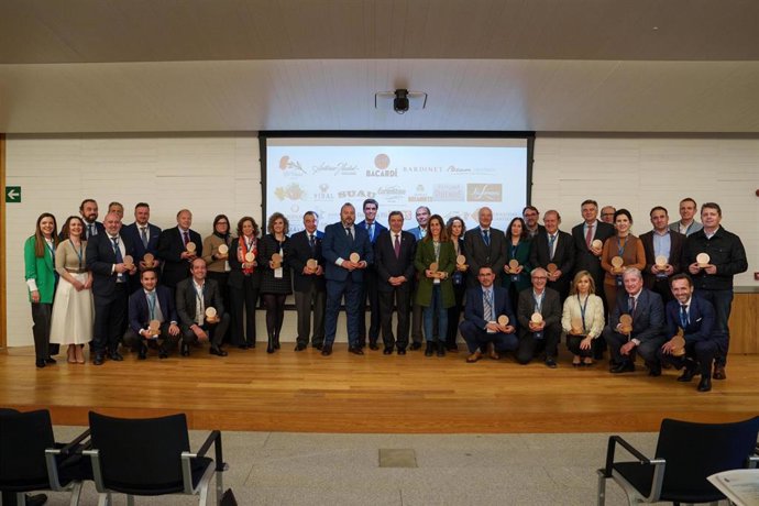 El  ministro de Agricultura, Luis Planas, con las empresas premiadas por Espirituosos España
