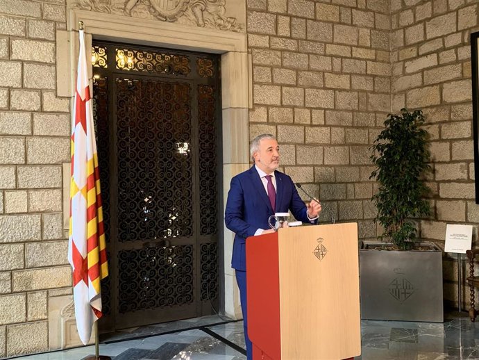 El alcalde de Barcelona, Jaume Collboni, durante la declaración institucional.