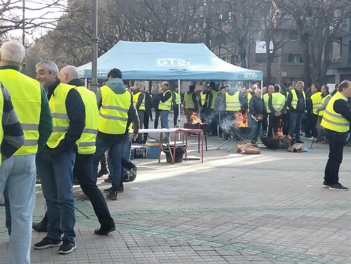 Concentración de los agricultores frente al Parlamento.
