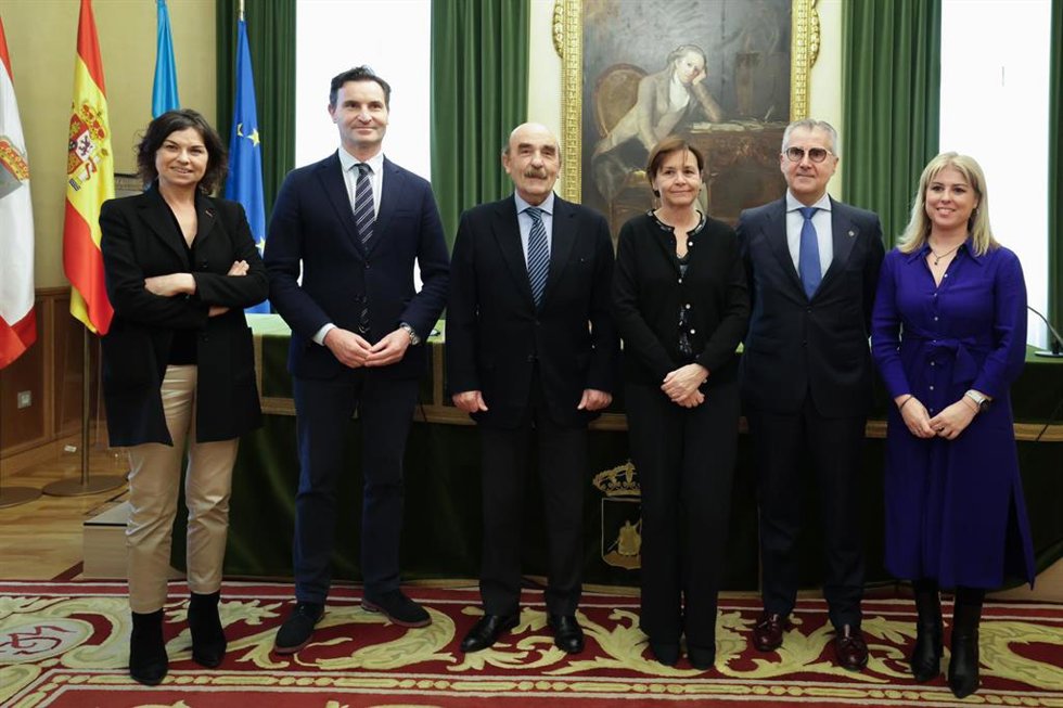 Foto de familia de la firma entre el Ayuntamiento de Gijón, presidida por la alcaldesa gijonesa, Carmen Moriyón (Foro), y la Fundación Cajastur, representada por su presidente, César Claverol, para la cesión del Palacio Revillagigedo de Gijón.