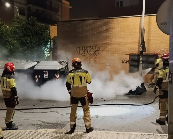 Bomberos sofocan un incendio de contenedores en el barrio Huerto Paco.