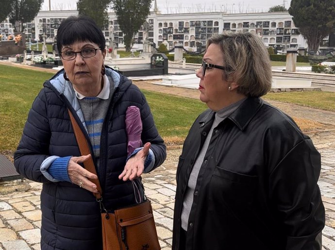 La concejal de La Izquierda de Huelva en el Ayuntamiento de la capital, Mónica Rossi, junto a María Luisa Masera, la nieta de Pedro Masera, asesinado por el franquismo.