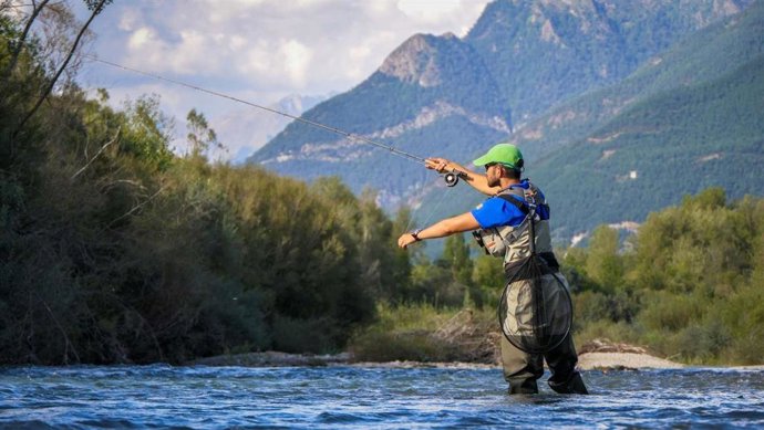Archivo - La aplicación AGRPES para adquirir permisos de pesca en Aragón cumple sus primeros días de éxito.