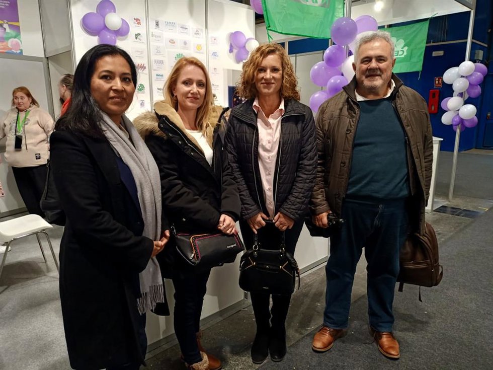 En la imagen, de izquierda a derecha, Gabriela Gallardo (portavoz de FAPA Lanzarote), Almudena Marrero (vicepresidenta segunda de FAPA Galdós), Marian Álvarez (presidenta segunda de FAPA Galdós) y Vicente Brito (presidente de FAPA La Palma).