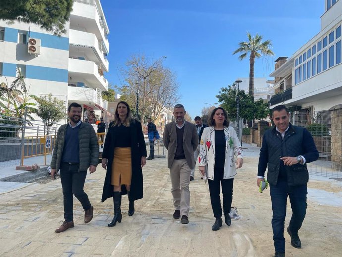 La delegada territorial de Fomento, Articulación del Territorio y Vivienda de la Junta de Andalucía, Carmen Sánchez, junto al alcalde de Rota, Javier Ruiz Arana, en una visita a obras de este municipio