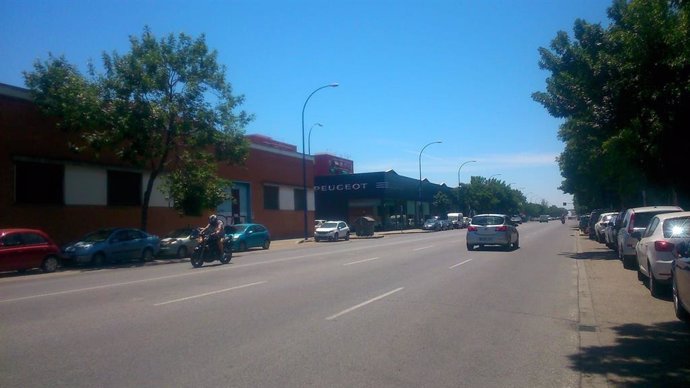 Archivo - Naves del frente oriental de la avenida de Las Razas.