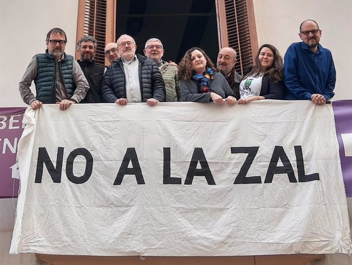 Archivo - Miembros de Per l'Horta, Comissió Ciutat-Port y La Unificadora tras la rueda de prensa por la anulación del Plan Especial de la ZAL