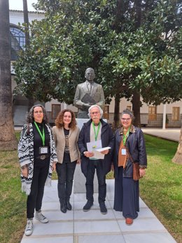 Dirigentes de IU en Espartinas con Esperanza Nieto en el Parlamento
