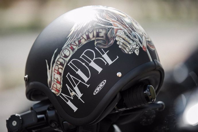 Archivo - Un casco de moto durante el desfile de Haley-Davidson por la Avenida Complutense, a 14 de mayo de 2023, en Madrid, (España). Con este Desfile KM0 de Harley-Davidson se pone punto y final a la 20 Edición de la Concentración Harley-Davidson KM0