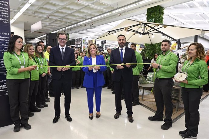 Corte de la cinta inaugural de la nueva tienda de Leroy Merlin instalada en Calpe (Alicante)