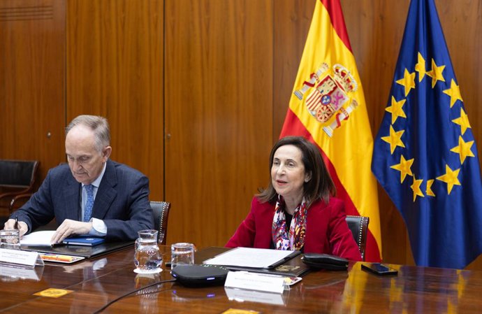 La ministra de Defensa, Margarita Robles, en videoconferencia con su homólogo de Malí, Sadio Camara.