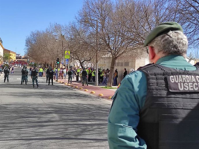 Efectivos de la Guardia Civil y la Policía Nacional contuvieron la marcha no autorizada de agricultores y ganaderos en el Paseo de la Ribera.