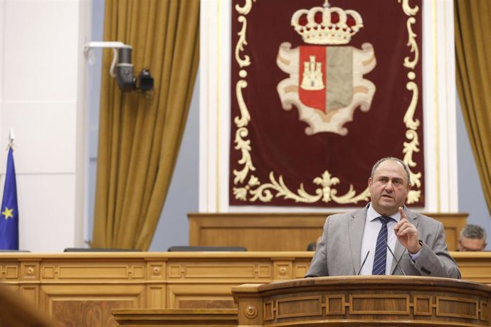 Archivo - El consejero de Agricultura, Ganadería y Desarrollo Rural de C-LM, Julián Martínez Lizán, en una foto de archivo en un pleno de las Cortes.