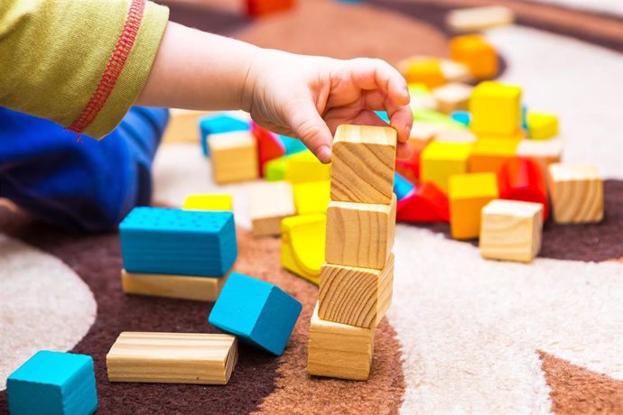 Archivo - Un niño juega con piezas de madera.