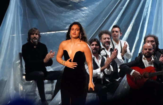 Archivo - La cantante Rosalía, actúa durante la gala de entrega de los Latin Grammy 2023, en el Palacio de Congresos de Sevilla, a 16 de noviembre de 2023, en Sevilla, Andalucía (España).