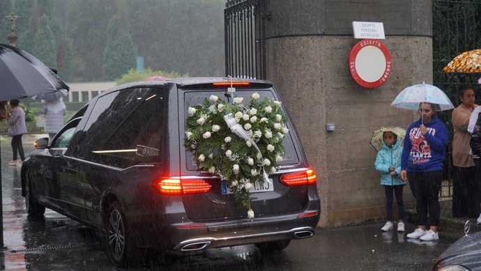 Archivo - Uno de los vehículos de la funeraria lleva una de las cuatro víctimas del incendio de Vigo a ser enterradas en el cementerio de Feáns, a 13 de octubre de 2023, en A Coruña, Galicia (España). 