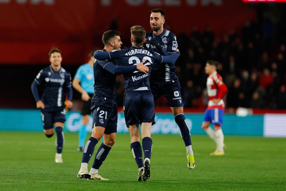 Andre Silva, jugador de la Real Sociedad, junto a Turrientes y Brais Mendez, celebrando un gol.