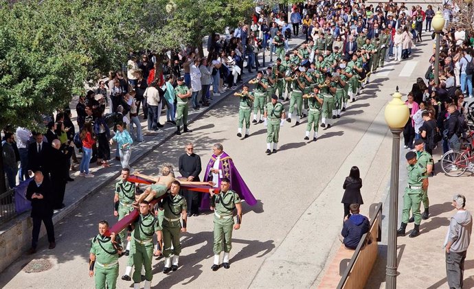 El Cristo de la Salud ha procesionado a hombros de miembros de la Brigada Paracaidista