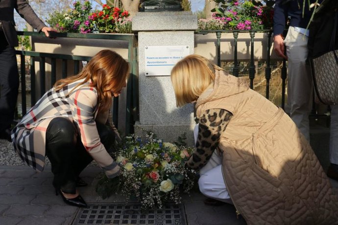 Un homenaje recuerda al joven fallecido hace un año al ser atropellado por un autobús en el distrito de Casablanca cuando iba en patinete
