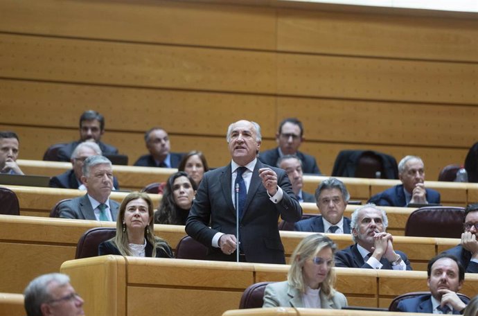 El senador del Partido Popular, José Ignacio Landaluce, interviene durante una sesión de control al Gobierno, en el Senado. ARCHIVO.