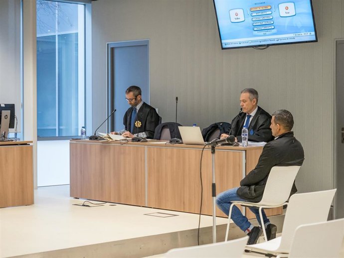 El acusado de envenenar al ancinano que cuidaba durante la cuarta sesión del juicio, en la Audiencia Provincial de Logroño, a 7 de marzo de 2024, en Logroño, La Rioja (España).  