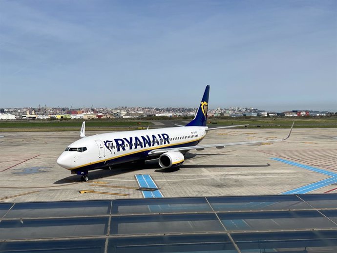 Archivo - Avión de Ryanair en el aeropuerto Seve Ballesteros de Santander.