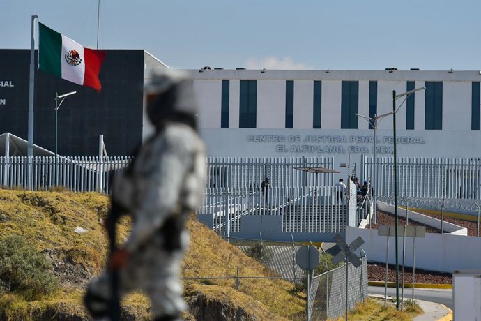 Archivo - January 12 in Almoloya de Juárez, Mexico : Elements of the Mexican Army accompanied by the National Guard maintain patrols and checkpoints on the perimeter of the Federal Center for Social Readaptation #1 'El Altiplano' a week after the admissio