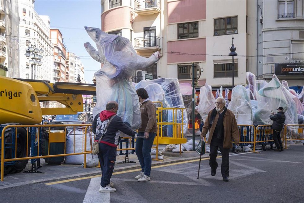 Vista de varios 'ninots' de falla, a la espera de la 'Plant'