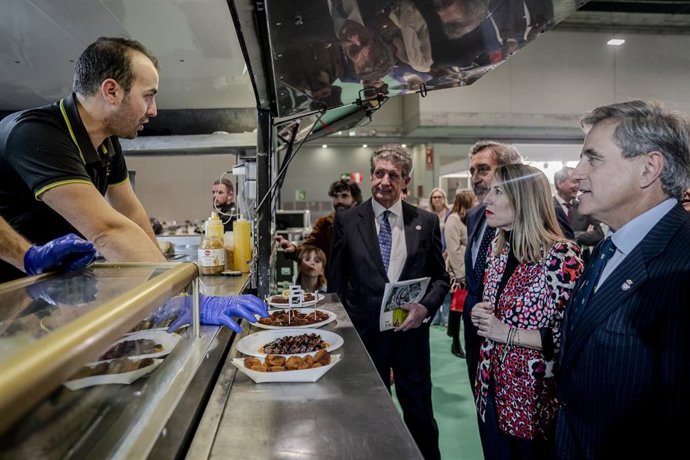 La presidenta de la Junta de Extremadura, María Guardiola (2d), acude a la Feria Cinegética 2024, en IFEMA Madrid.
