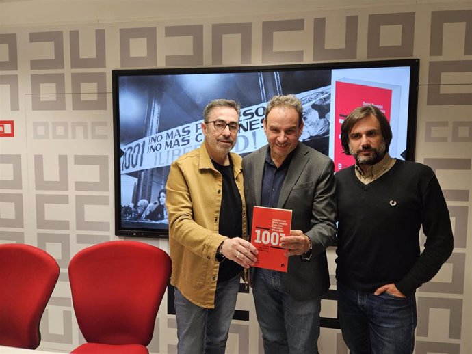 El secretario regional de CCOO, Paco de la Rosa, el escritor Daniel Bernabé y el coordinador del libro '1001, la lucha que alumbró la democracia', Bruno Estrada.