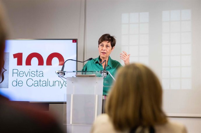 La directora de la Revista de Catalunya, Lluïsa Julià, durante la rueda de prensa de presentación de los actos de conmemoración del centenario de la publicación