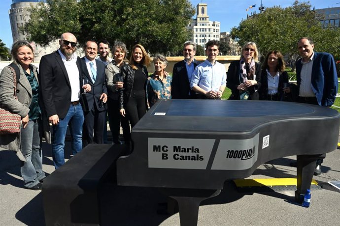 El 'smartpiano' instalado en la plaza Catalunya por el Concurs Maria Canals