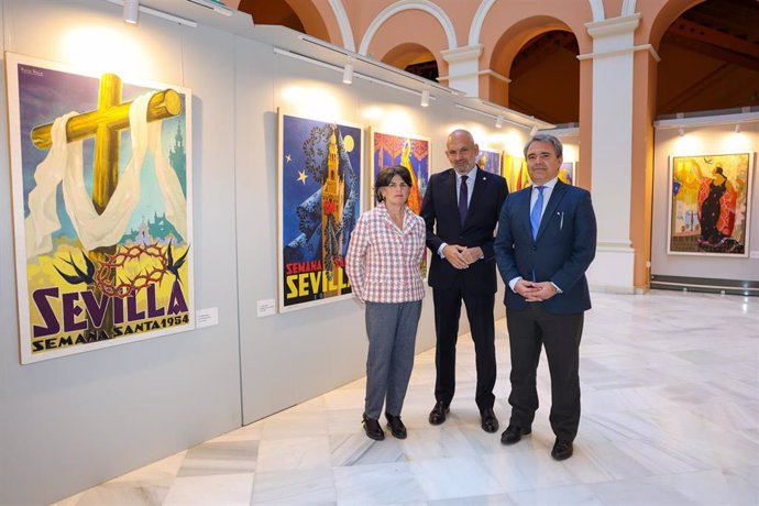 La Casa Consistorial acoge una exposición antológica de carteles de la Semana Santa y Fiestas de la Primavera